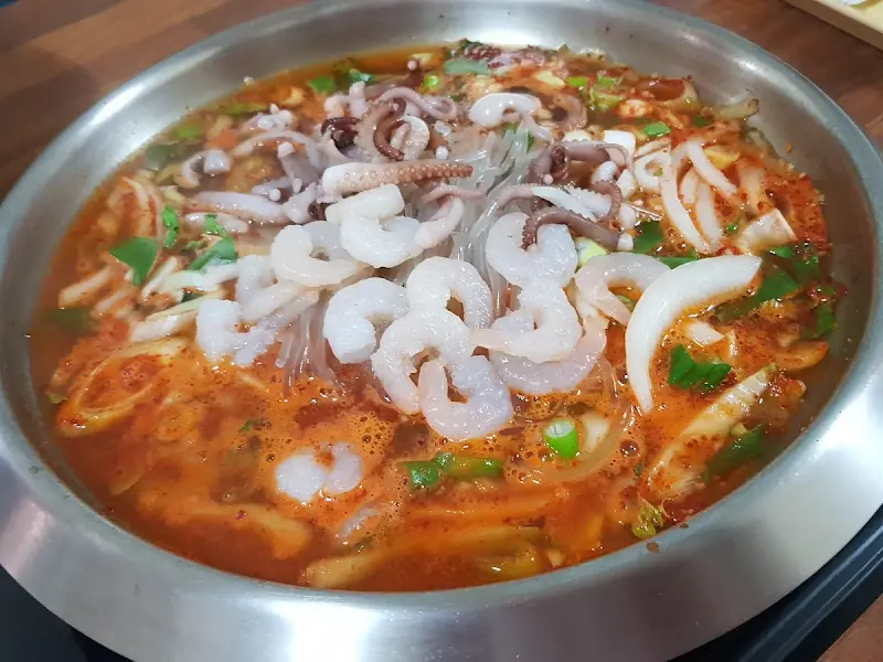 낙곱새에 라면 사리를 넣어 먹는 모습