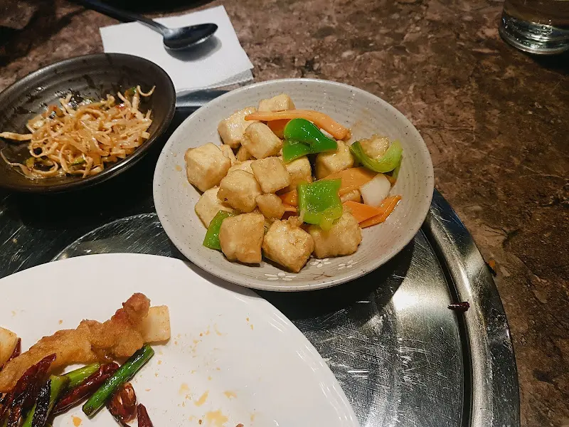 테이블 위에 놓인 중국 요리