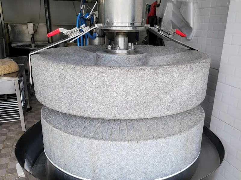 맷돌로 콩을 가는 기계