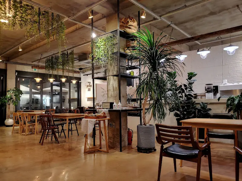 식사 후 커피를 즐길 수 있는 카페 공간