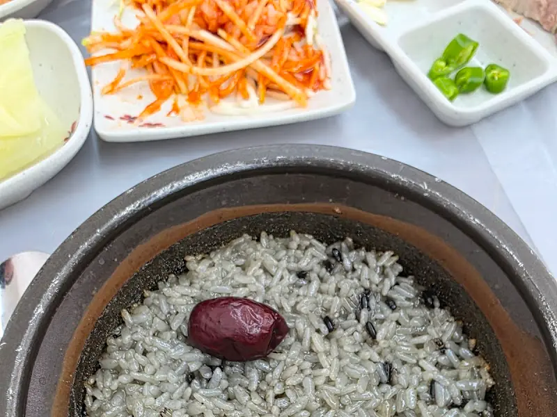 윤기가 흐르는 흑깨 돌솥밥