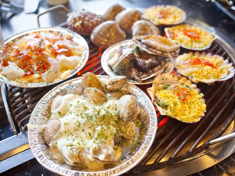 다양한 조개들이 푸짐하게 담긴 접시