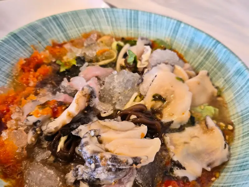 살얼음 동동 뜬 육수와 큼지막한 전복이 인상적인 전복물회