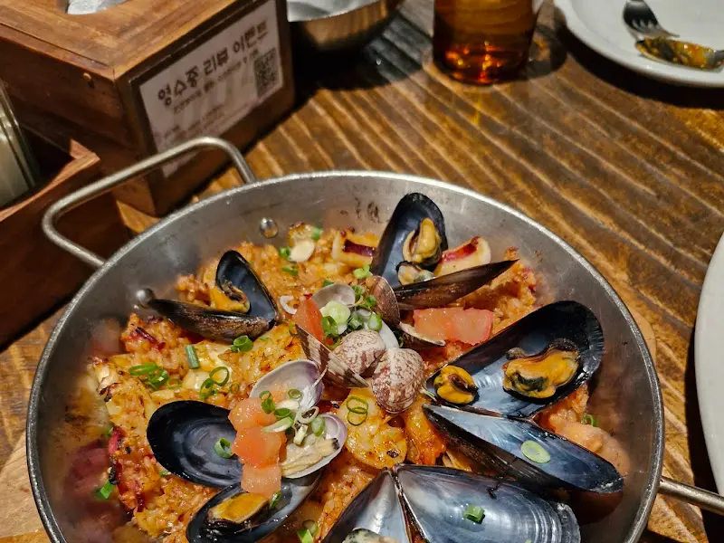 해산물이 듬뿍 올려진 빠에야의 모습