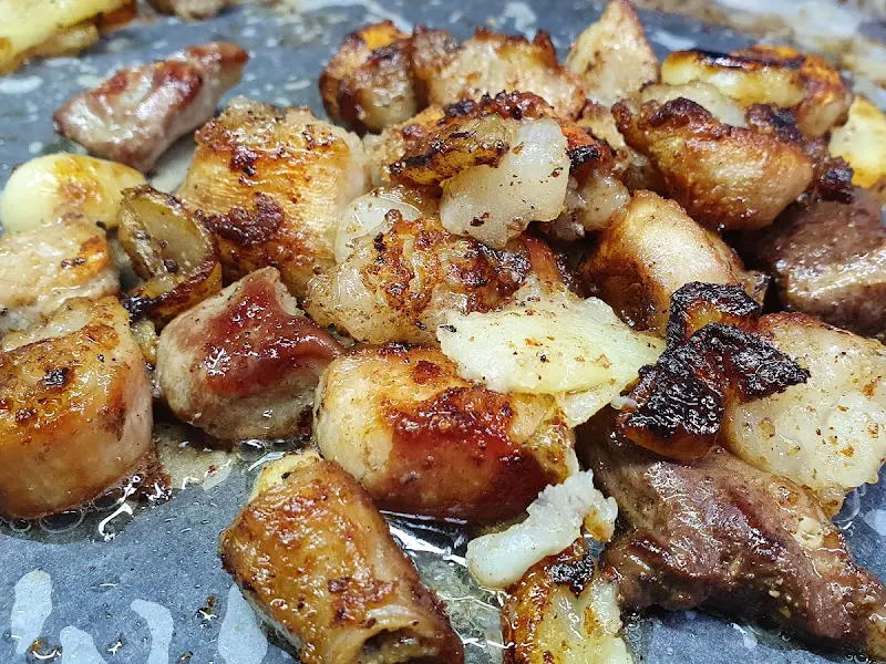 노릇하게 구워진 곱창, 윤기가 좌르르 흐르는 모습