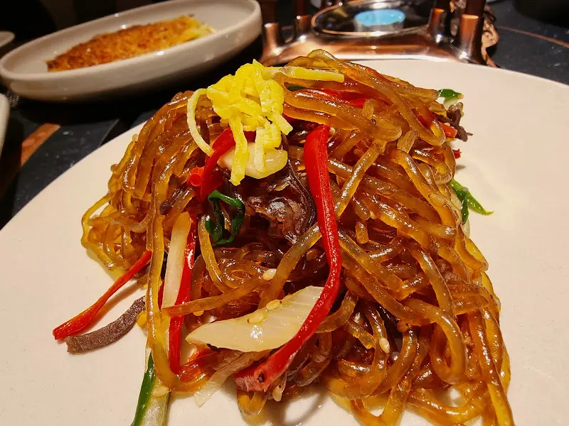 색색깔의 고명이 올려진 잡채