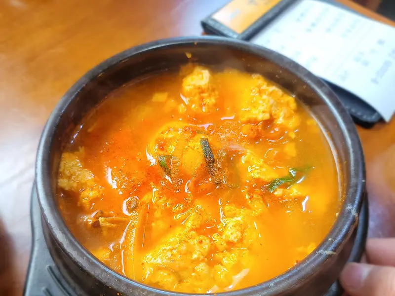 뚝배기에 담긴 순두부찌개 사진