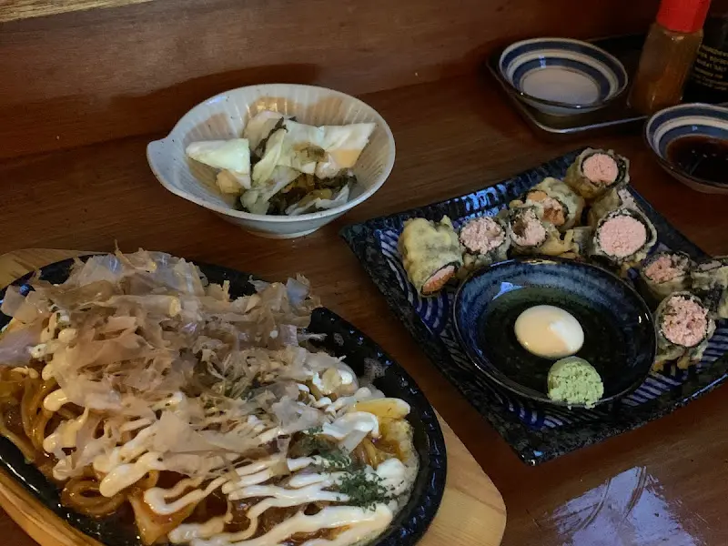 다양한 메뉴가 정갈하게 담겨 나온 모습