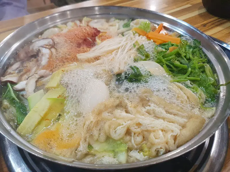 보글보글 끓고 있는 우리밀 국수전골