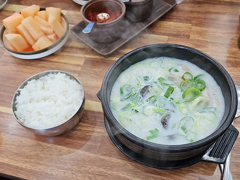 뜨끈한 국물과 깍두기의 조화는 환상적이다.