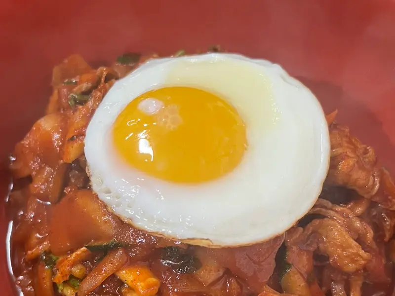 계란 후라이가 올라간 중화비빔밥