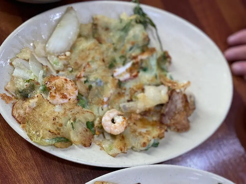 해물이 듬뿍 들어간 해물파전의 모습