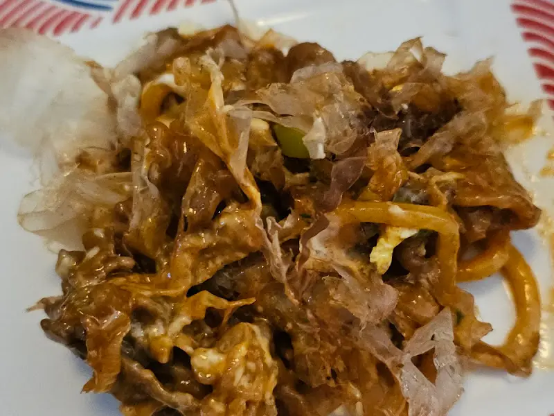 가쓰오부시가 듬뿍 올려진 오코노미야끼