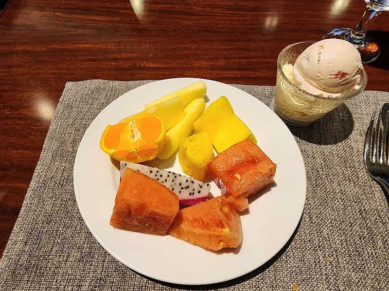 신선한 과일과 아이스크림