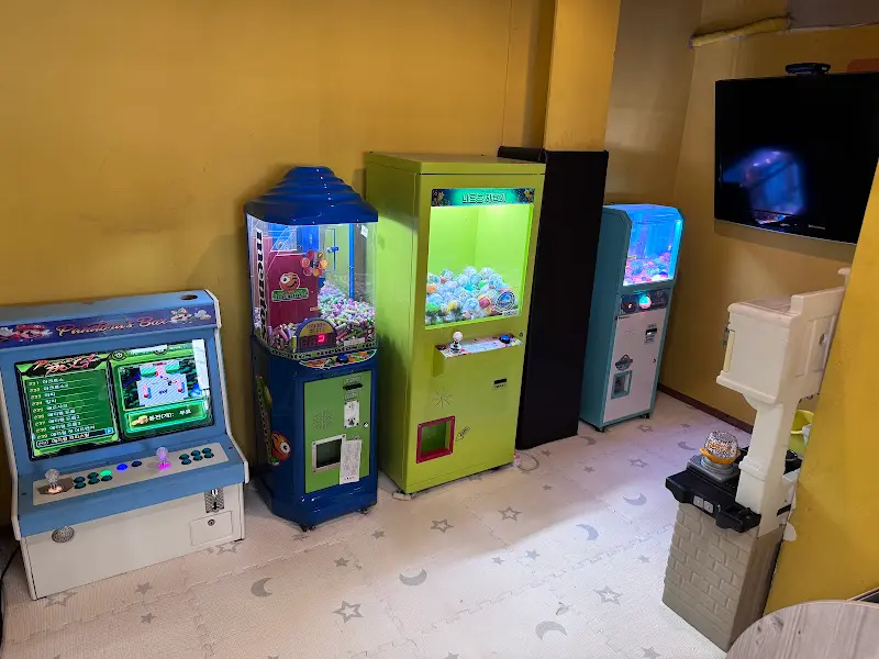 아이들이 좋아하는 다양한 오락기가 설치된 놀이방 내부