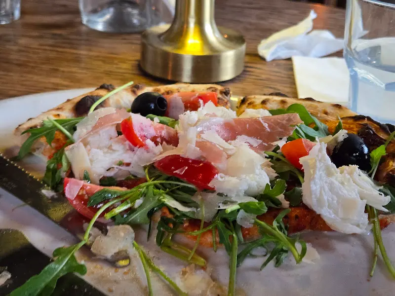 프로슈토 루꼴라 피자의 클로즈업 샷