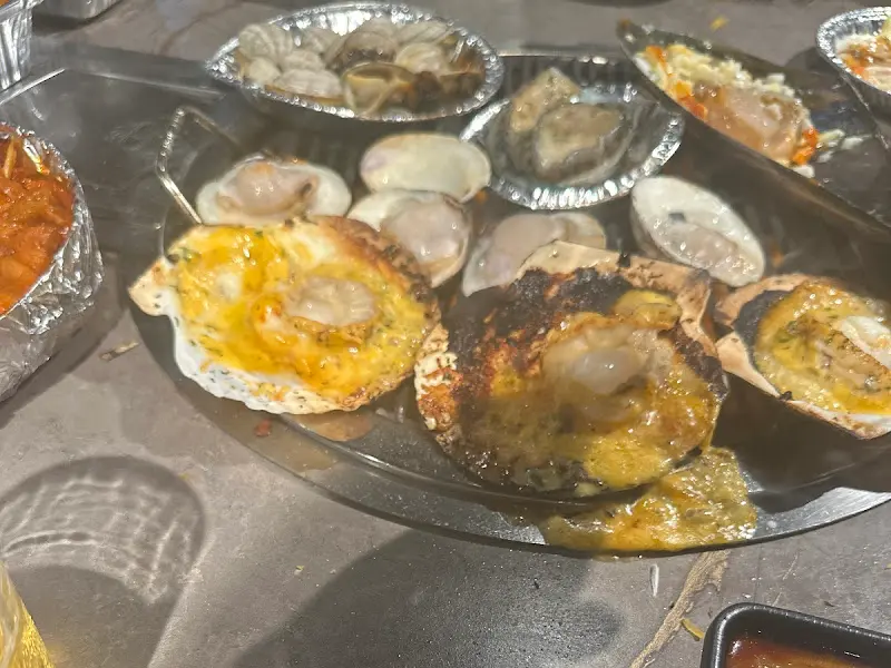 숯불 위에서 맛있게 익어가는 가리비