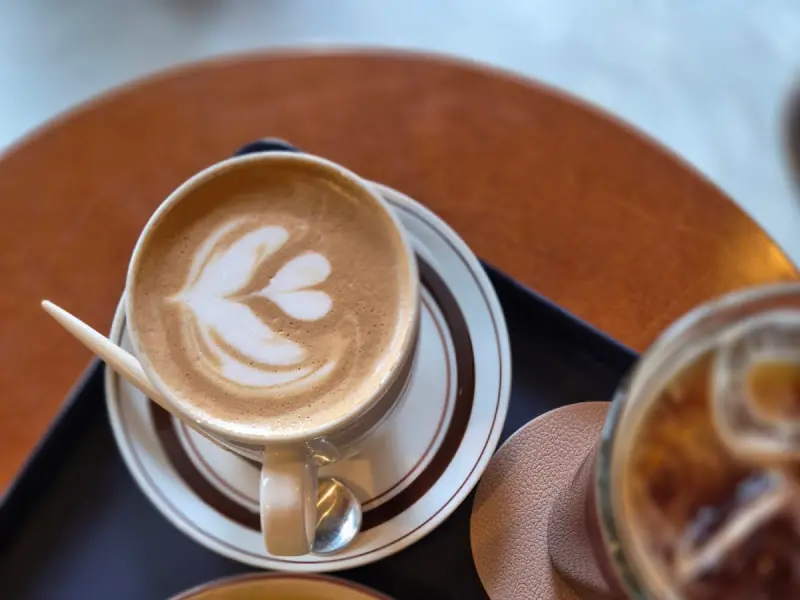 라떼 위에 섬세하게 그려진 라떼 아트