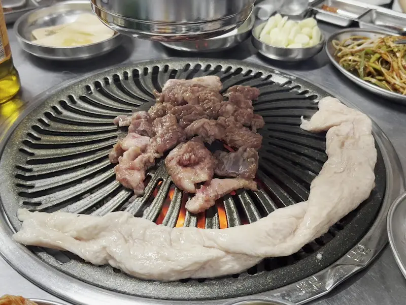 불판 위에 오돌뼈와 막창이 함께 놓여진 모습