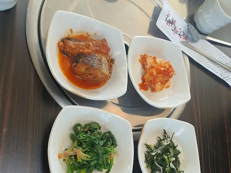 정갈하게 담겨 나온 반찬들