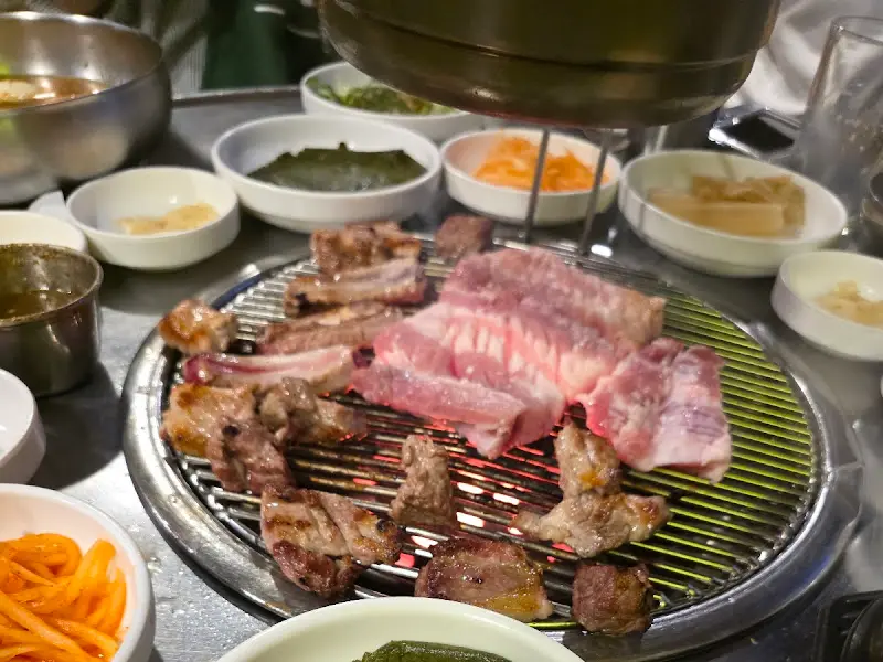 연탄불 위에서 구워지는 흑돼지 생갈비