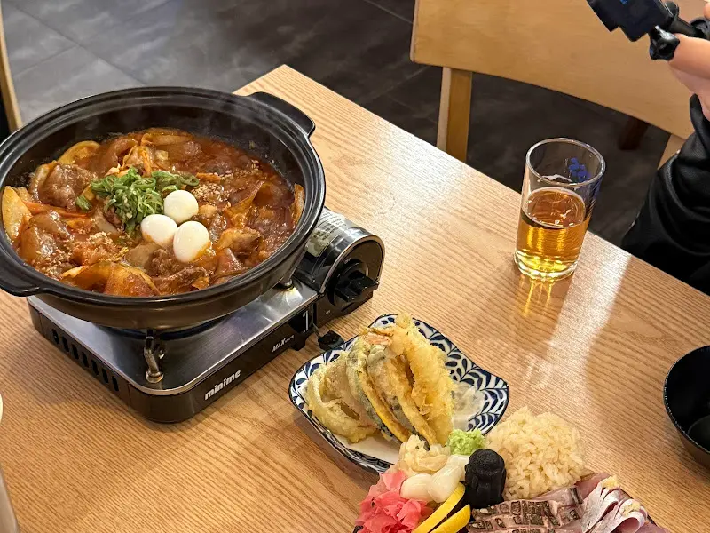 스지 오뎅탕, 모듬 튀김, 모듬 사시미가 함께 차려진 푸짐한 한 상