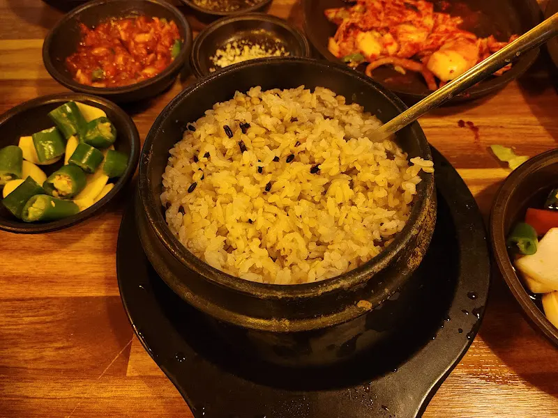 돌솥밥과 다양한 곁들임 메뉴들