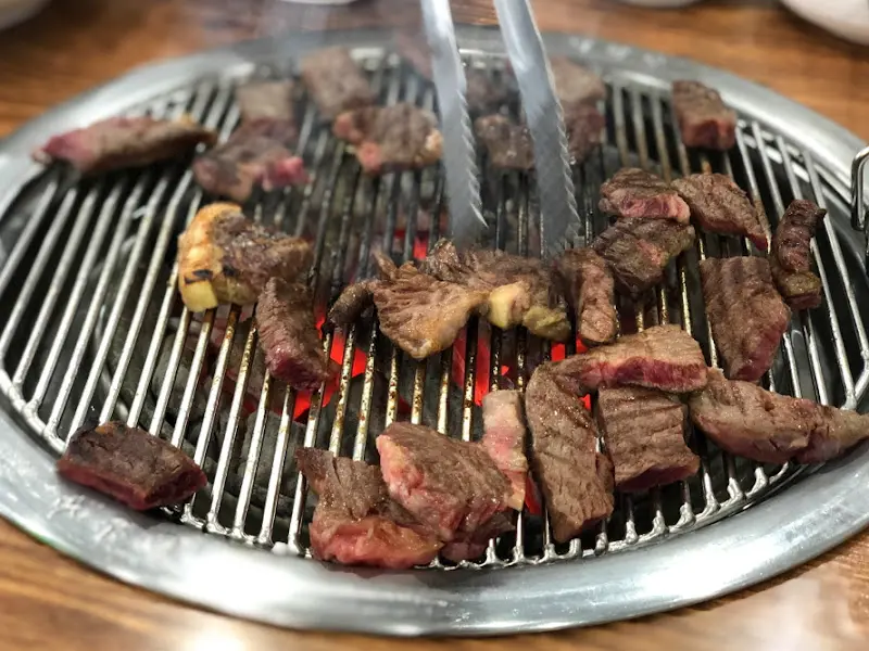 숯불 위에서 익어가는 한우