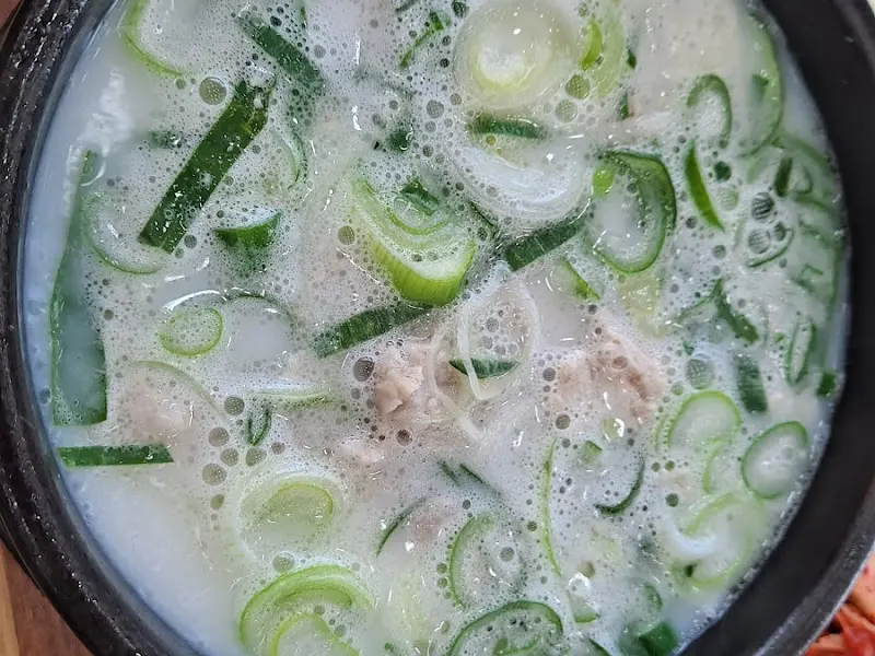 국물 위에 송송 썰린 파와 부추가 신선함을 더한다.