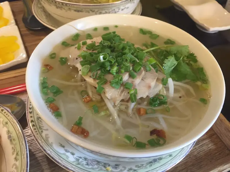 고수가 듬뿍 올려진 후띠우