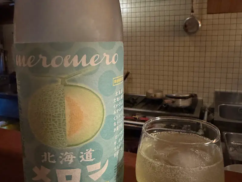 메론 소다 병과 잔에 담긴 음료