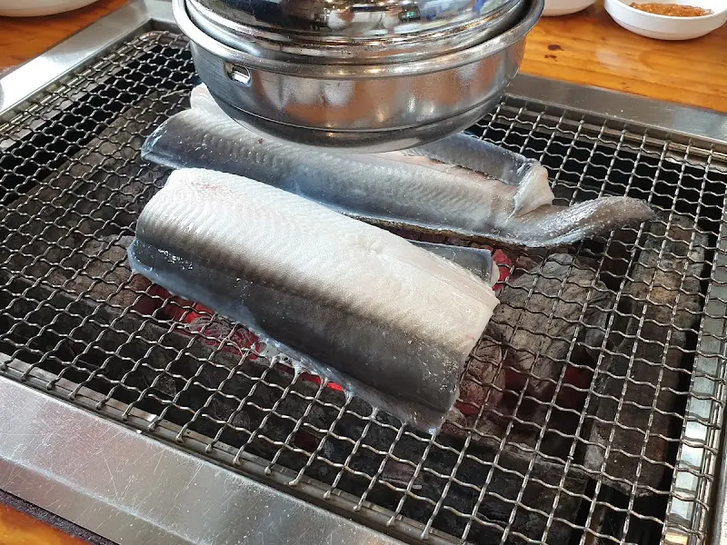 숯불 위에서 구워지고 있는 신선한 장어
