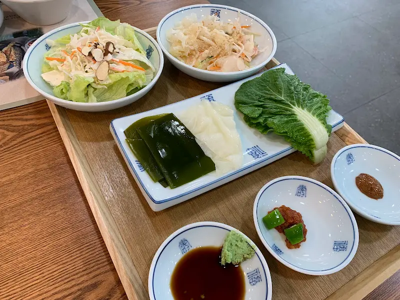 다양한 쌈 채소와 소스