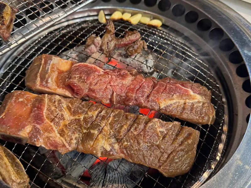 육즙 가득한 갈비살과 구운 마늘의 조화