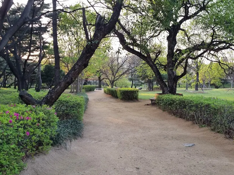 수로왕릉 산책로의 모습