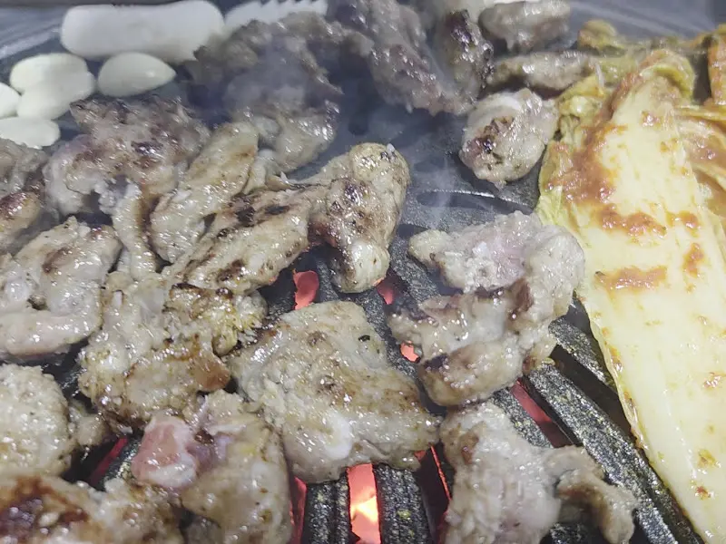 오돌뼈와 김치가 함께 구워지는 모습
