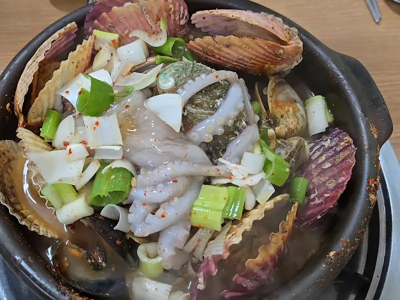 해산물이 가득 들어간 해물뚝배기