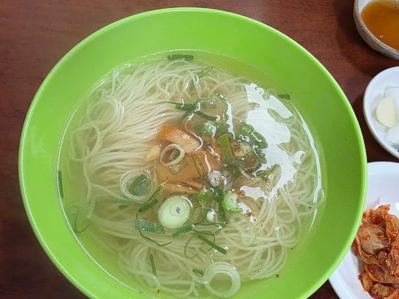 맑고 깔끔한 평산옥의 따뜻한 국수