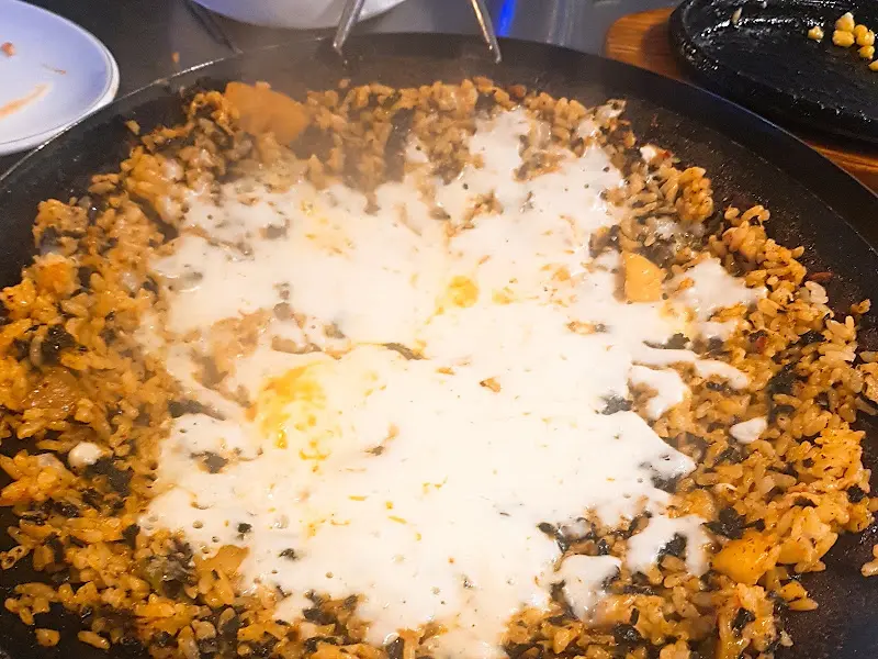 모짜렐라 치즈가 듬뿍 올려진 날치알 볶음밥의 모습