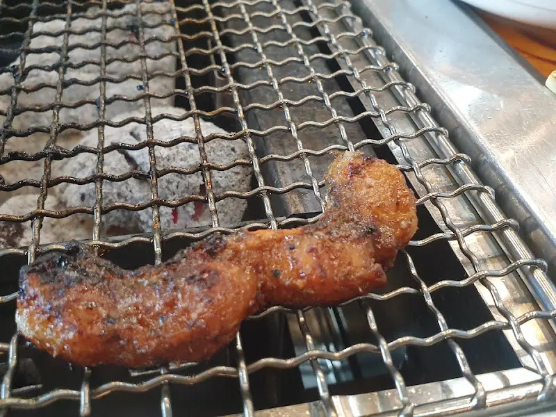 노릇하게 구워진 장어 한 점