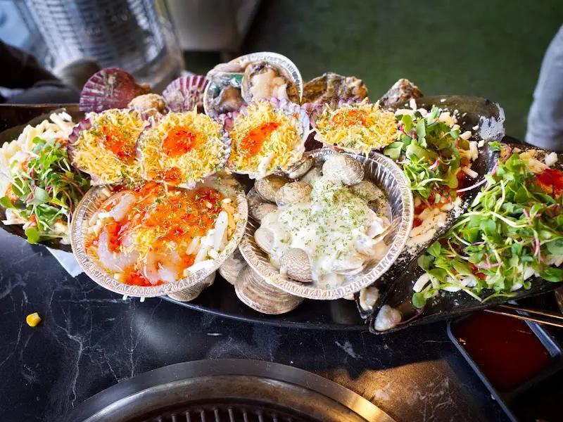 조개포차의 푸짐한 한 상 차림, 다양한 조개와 사이드 메뉴