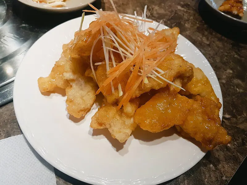 테이블 위에 놓인 탕수육