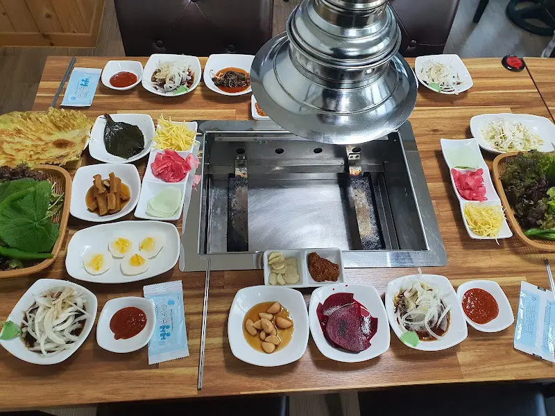 테이블 가득 차려진 밑반찬