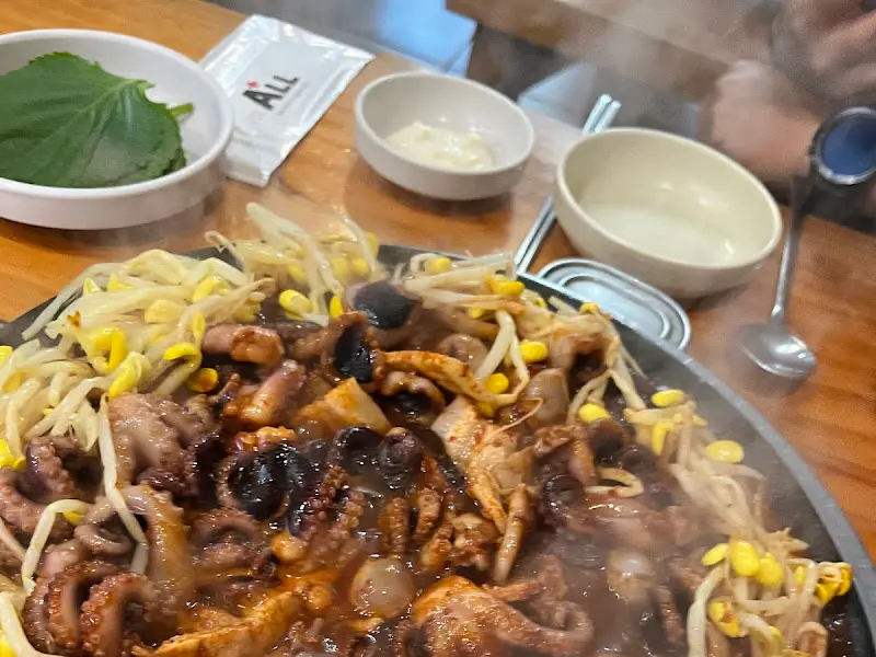 깻잎, 쌈무, 마요네즈 소스 등 쭈꾸미와 함께 쌈을 싸먹을 수 있는 쌈 채소