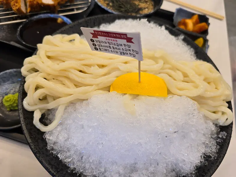 살얼음이 동동 떠 있는 냉 붓가케 우동