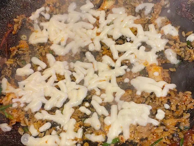 볶음밥 위에 녹아내린 치즈의 모습