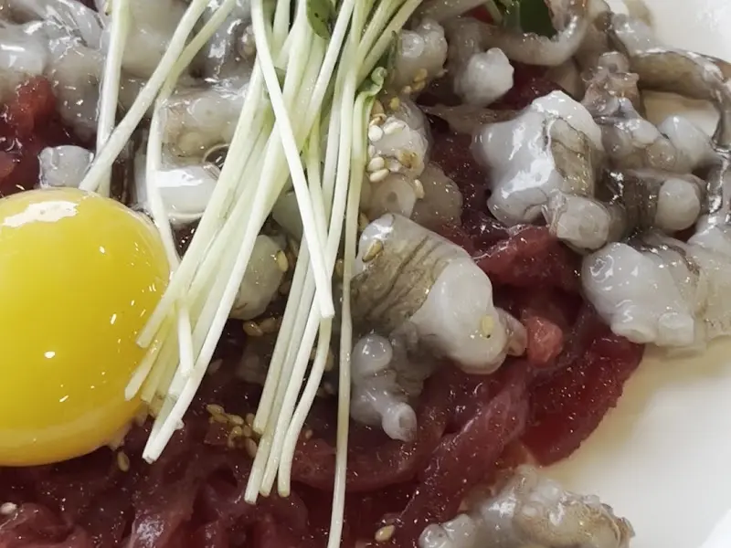 싱싱한 육회와 산낙지가 어우러진 육회탕탕이의 클로즈업