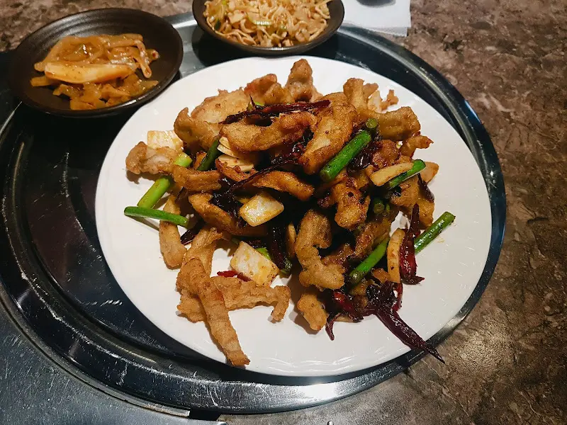 테이블 위에 놓인 즈란 양고기