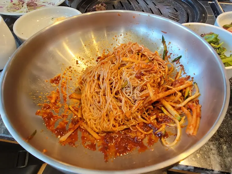 매콤한 비빔 냉면