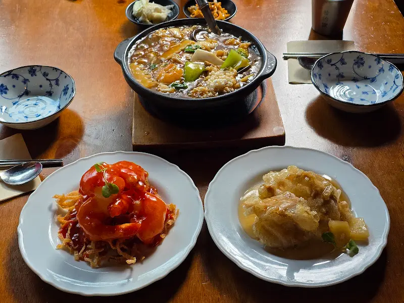 푸짐하게 차려진 런치 세트 메뉴